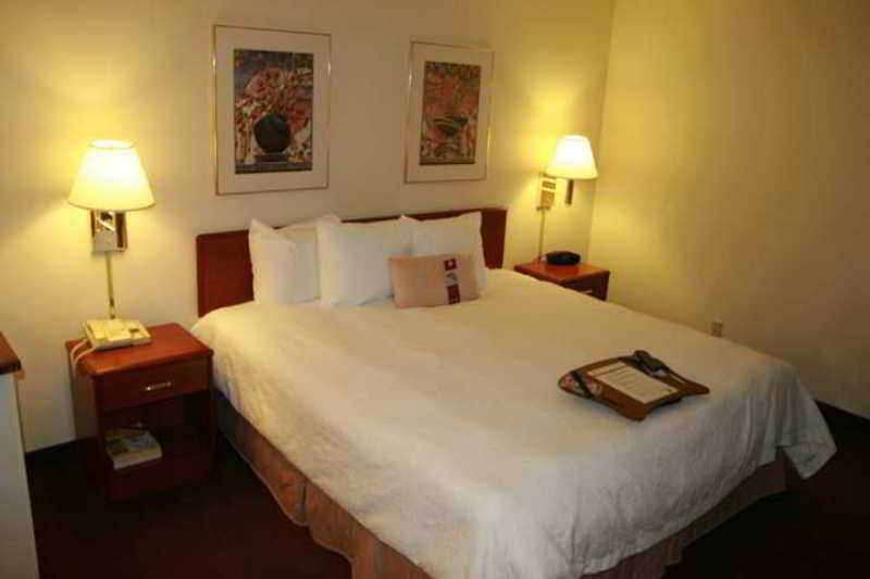 Hotel Hampton Willowbrook Mall